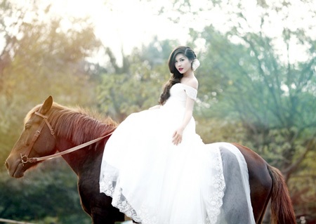 Bộ ảnh cưới mới nhất của cặp đôi này được thực hiện vào cuối tuần vừa rồi tại ngoại thành Hà Nội.