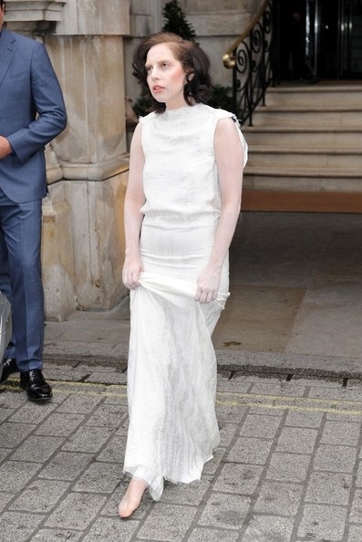 Lady Gaga sải bước trên đôi giày cao gót cao lênh khênh.