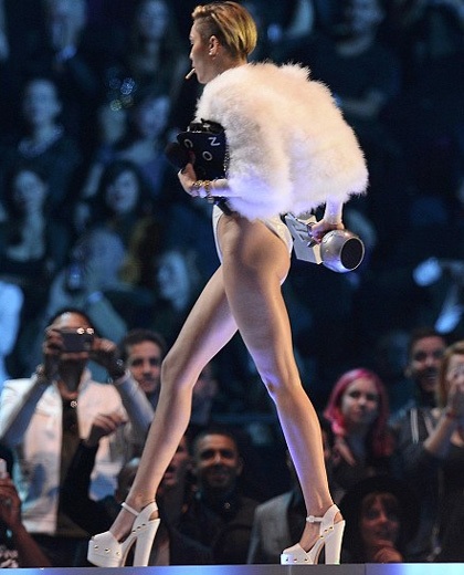 Miley Cyrus tiếp tục thách thức dư luận khi mang cần sa lên sân khấu lễ trao giải.