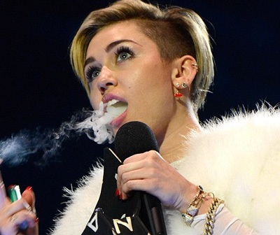 Miley Cyrus tiếp tục thách thức dư luận khi mang cần sa lên sân khấu lễ trao giải.