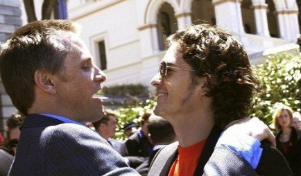 Hai người đàn ông thân mật như một cặp tình nhân.