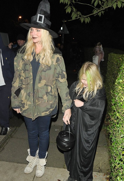 Thú vị xem trang phục Halloween của "sao" - 5 Nữ diễn viên Samantha Womack cùng con gái Lily-Rose tới dự bữa tiệc Halloween tại MC Jonathan Ross.