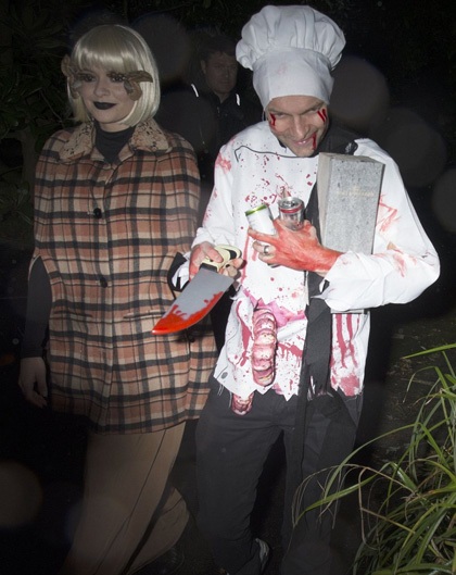 Thú vị xem trang phục Halloween của "sao" - 6 Holly Willoughby đi chơi Halloween cùng chồng Dan Baldwin