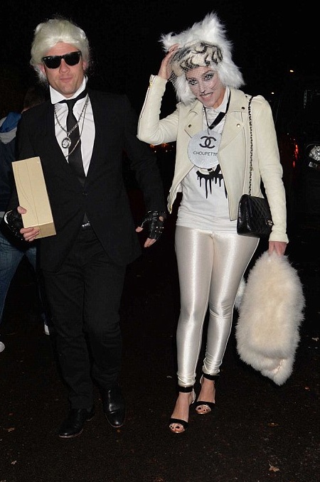 Thú vị xem trang phục Halloween của "sao" - 8 Dermot O'Leary biến mình thành nhà thiết kế danh tiếng Karl Lagerfeld nắm tay vợ Dee Koppang