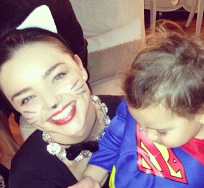 Thú vị xem trang phục Halloween của "sao" - 20 Mẹ con siêu mẫu Miranda Kerr.