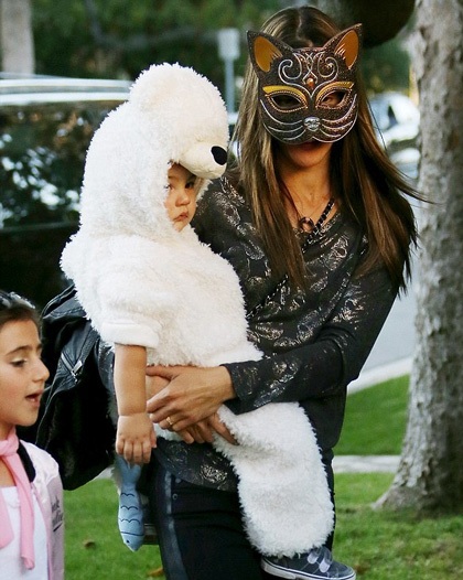Thú vị xem trang phục Halloween của "sao" - 25 Siêu mẫu Alessandra Ambrosio bế con trai nhỏ Noah đi chơi.