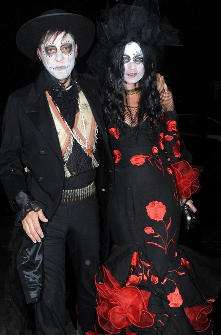 Thú vị xem trang phục Halloween của "sao" - 16 Siêu mẫu Kate Moss khó nhận ra khi sánh đôi cùng ông xã đi chơi Halloween