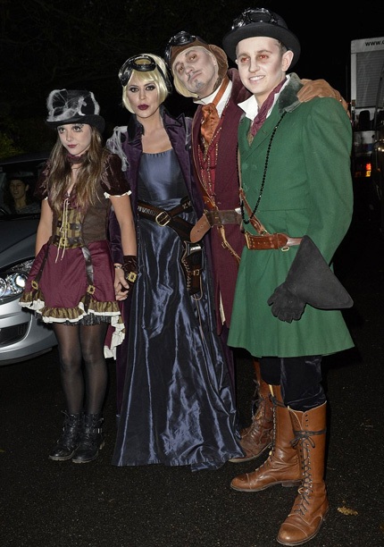 Thú vị xem trang phục Halloween của "sao" - 19 Gary Lineker đi chơi Halloween cùng vợ các con