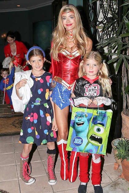 Trang phục Halloween bốc lửa của sao nữ