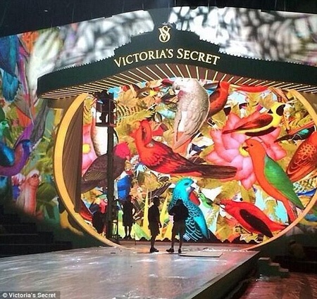 Một phần sân khấu của chương trình Victoria's Secret năm 2013