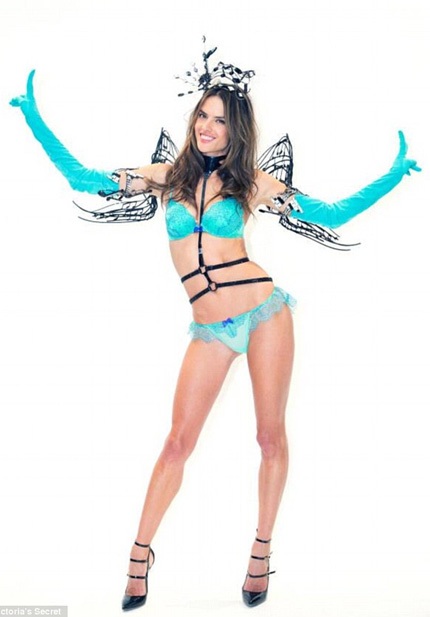 Bà mẹ hai con Alessandra Ambrosio khoe dáng chuẩn trong bộ đồ lót cầu kỳ, cá tính