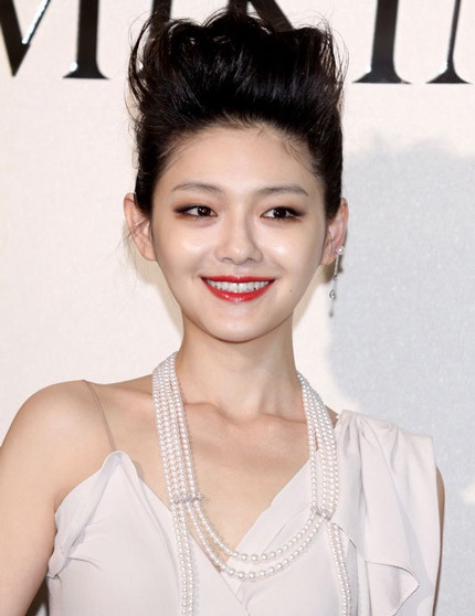 Những mỹ nhân châu Á bị nghi gọt cằm