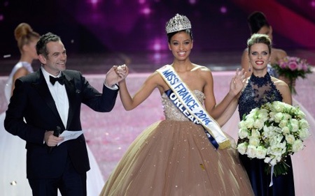 Flora Coquerel là Hoa khôi vùng Orleans và đang làm việc tại một công ty thương mại quốc tế.