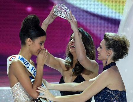 Người đẹp 19 tuổi bật khóc vì xúc động trong giây phút đăng quang.