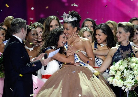 Cô nhận lời chúc mừng của các thí sinh khác.