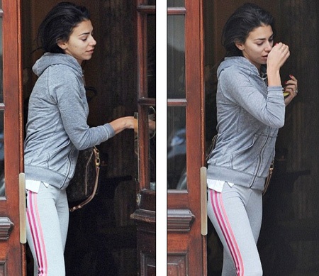 Georgia Salpa lọt vào ống kính của giới săn tin khi rời khỏi căn hộ của cô ở