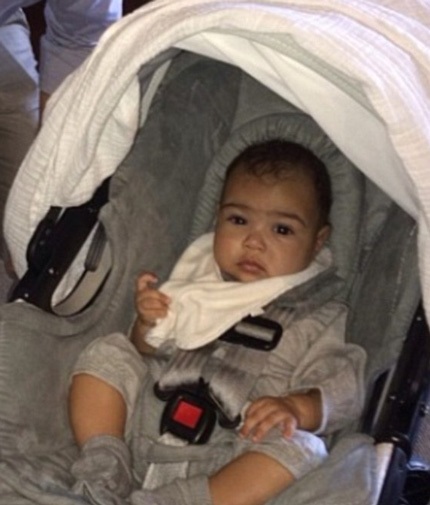 Kim Kardashian bị chỉ trích ham vui bỏ rơi con gái - 1 Những hình ảnh mới nhất của bé North West được Kim chia sẻ với người hâm mộ trên mạng xã hội.
