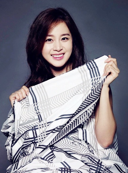 Nữ diễn viên xinh đẹp khoe vẻ tự nhiên trong một loạt quảng cáo mới.