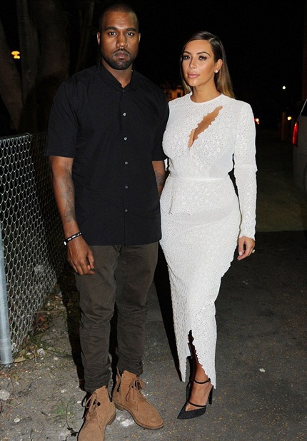 Kim Kardashian bị chỉ trích ham vui bỏ rơi con gái - 4 Kim đang bận rộn tham dự một sự kiện tại Miami cùng chồng tương lai.