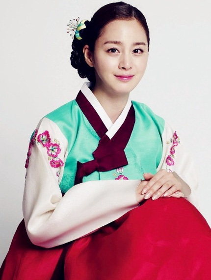 Kim Tae Hee duyên dáng trong bộ trang phục truyền thống.