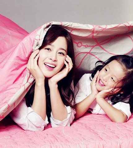 Kim Tae Hee duyên dáng trong bộ trang phục truyền thống.