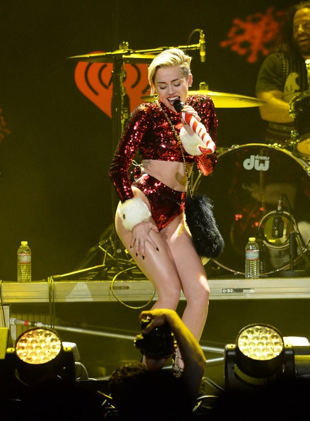 Trước đó vài ngày, Miley cũng gợi cảm không kém trên sân khấu trong bộ táo tắm lấp lánh