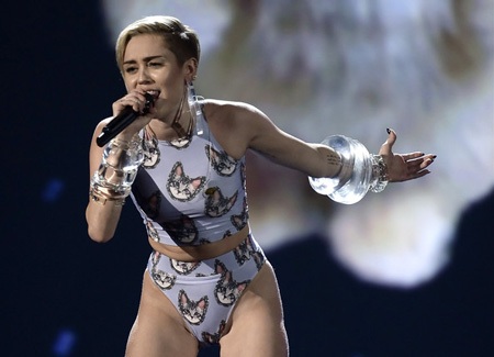 Trang phục của Miley trong năm 2013 khiến nhiều người phải đỏ mặt ngượng ngùng.