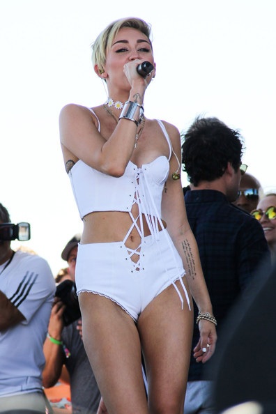 Trang phục của Miley trong năm 2013 khiến nhiều người phải đỏ mặt ngượng ngùng.