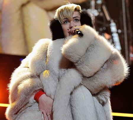 Miley Cyrus biểu diễn tại