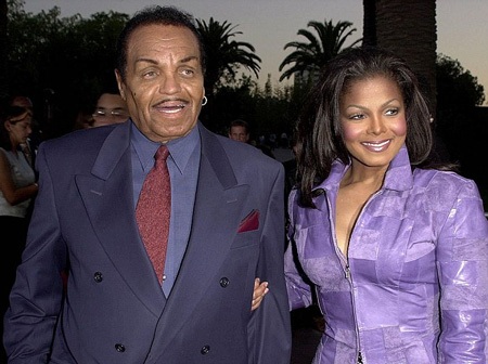 Con trai của Michael Jackson sẽ là “vua nhạc Pop” thế hệ mới? - 2 Ông Joe Jackson (trái) - cha ruột của ngôi sao nhạc Pop