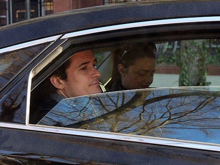 Hai người cũng lên xe hơi đẻ tới một địa điểm mới