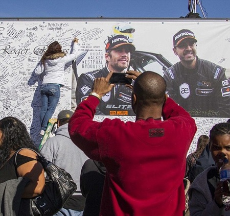 Những dòng chữ tưởng niệm dành cho ngôi sao 40 tuổi được viết lên trên tấm poster khổng lồ.