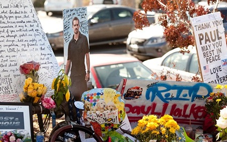 Paul Walker có ý định giải nghệ trước khi tử nạn - 4 Khán giả hâm mộ tụ tập tưởng nhớ Paul Walker vào cuối tuần vừa rồi.