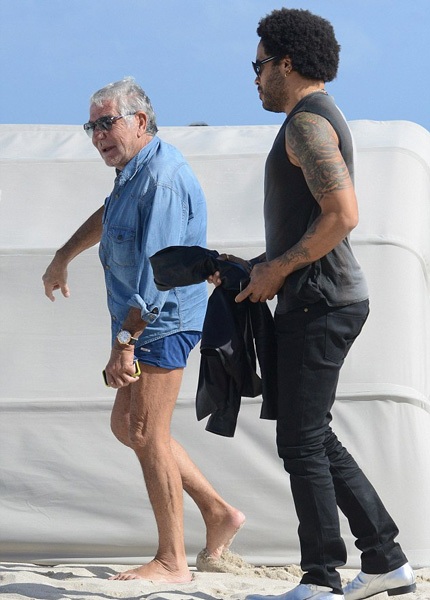 Roberto tranh thủ gặp gỡ và bàn chuyện với người bạn Lenny Kravitz trước khi trở về khách sạn.