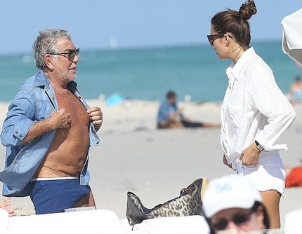 Cặp tình nhân lệch tuổi cùng vui vẻ tắm nắng