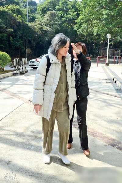 Gặp hoa đán TVB Lam Khiết Anh lang thang trên phố - 4 Lam Khiết Anh xuất hiện trên đường phố ngày 22/12