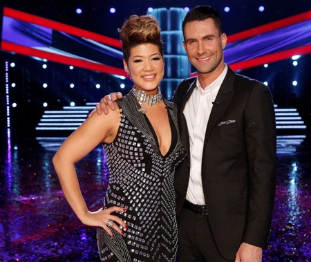 Adam Levine hạnh phúc vì chiến thắng của học trò tại The Voice Mỹ - 5 Quán quân The Voice Mỹ hạnh phúc trong vòng tay của huấn luyện viên.