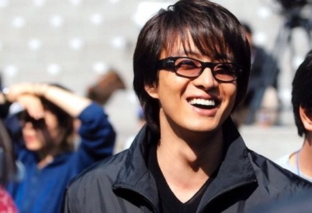 Hé lộ thân thế giàu có của bạn gái Bae Yong Joon - 1 Bae Yong Joon đang hò hẹn với Goo So Hee, con gái thứ hai của ông chủ tập đoàn điện máy LS.