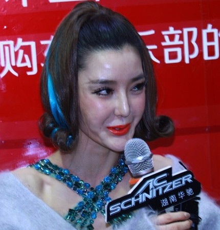 Gương mặt của cô cũng bị tàn phá nặng nề sau một loạt các ca bơm môi, chỉnh mũi và độn cằm.