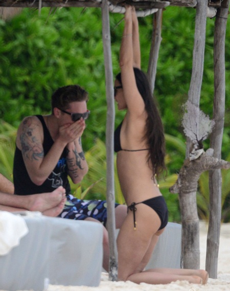 Demi Moore trò chuyện với một người bạn, một nam thanh niên trong đoàn.