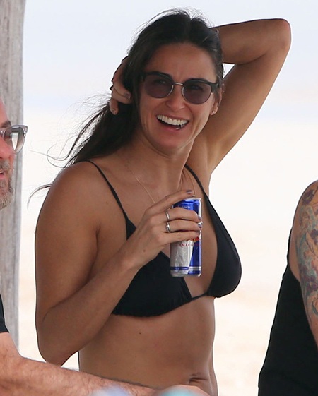 Demi Moore trò chuyện với một người bạn, một nam thanh niên trong đoàn.