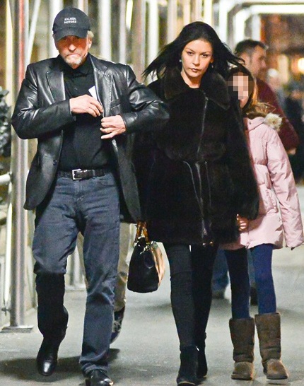 Michael Doughlas và Catherine Zeta-Jones luôn cố gắng vì hai đứa con chung.
