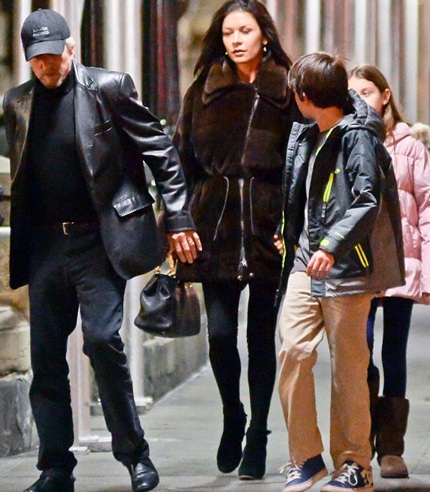 Michael Doughlas và Catherine Zeta-Jones luôn cố gắng vì hai đứa con chung.