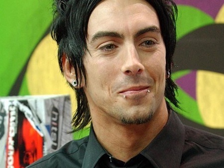 Ca sĩ nhạc rock bị tuyên án 35 năm tù vì cưỡng dâm trẻ em - 1 Ian Watkins bị tuyên án 35 năm tù vì cưỡng dâm trẻ em