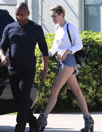 Miley ăn mặc rất gợi cảm với quần short siêu ngắn