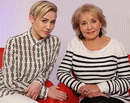 Tối 18/12, Miley trả lời phỏng vấn trên truyền hình