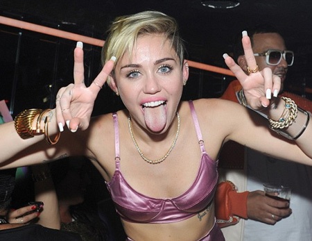 Tối 18/12, Miley trả lời phỏng vấn trên truyền hình