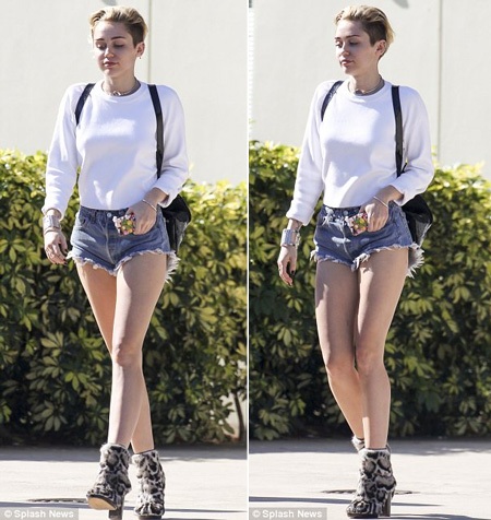 Miley ăn mặc rất gợi cảm với quần short siêu ngắn