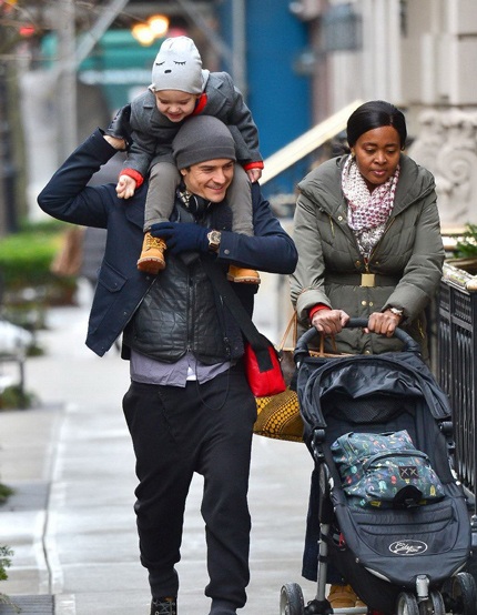 Vú em lặng lẽ đẩy xe nôi bên cạnh hai cha con Orlando