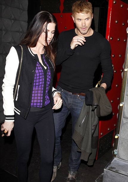 Tuần trước, Kellan bị bắt gặp đi ăn tối cùng một người đẹp tóc nâu lạ mặt.